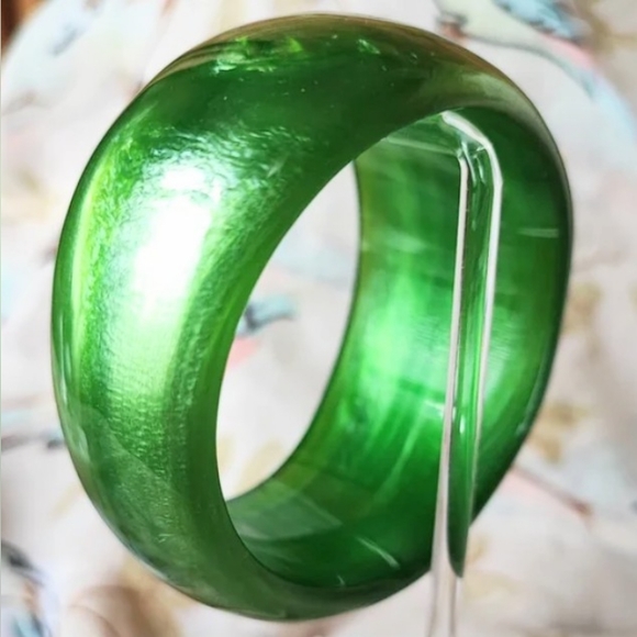 Gorgeous Vintage Kelly Green Swirl Lucite Cuff Bangle Bracelet - Picture 2 of 5